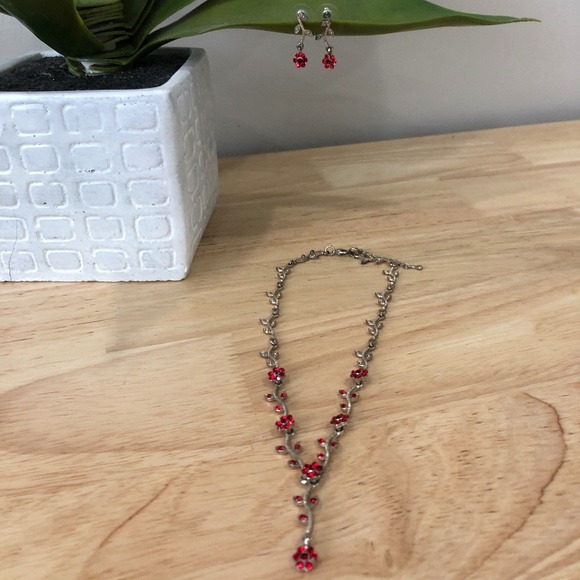 🌸 3/$25 Beautiful Necklace and Earrings Set - Picture 1 of 3